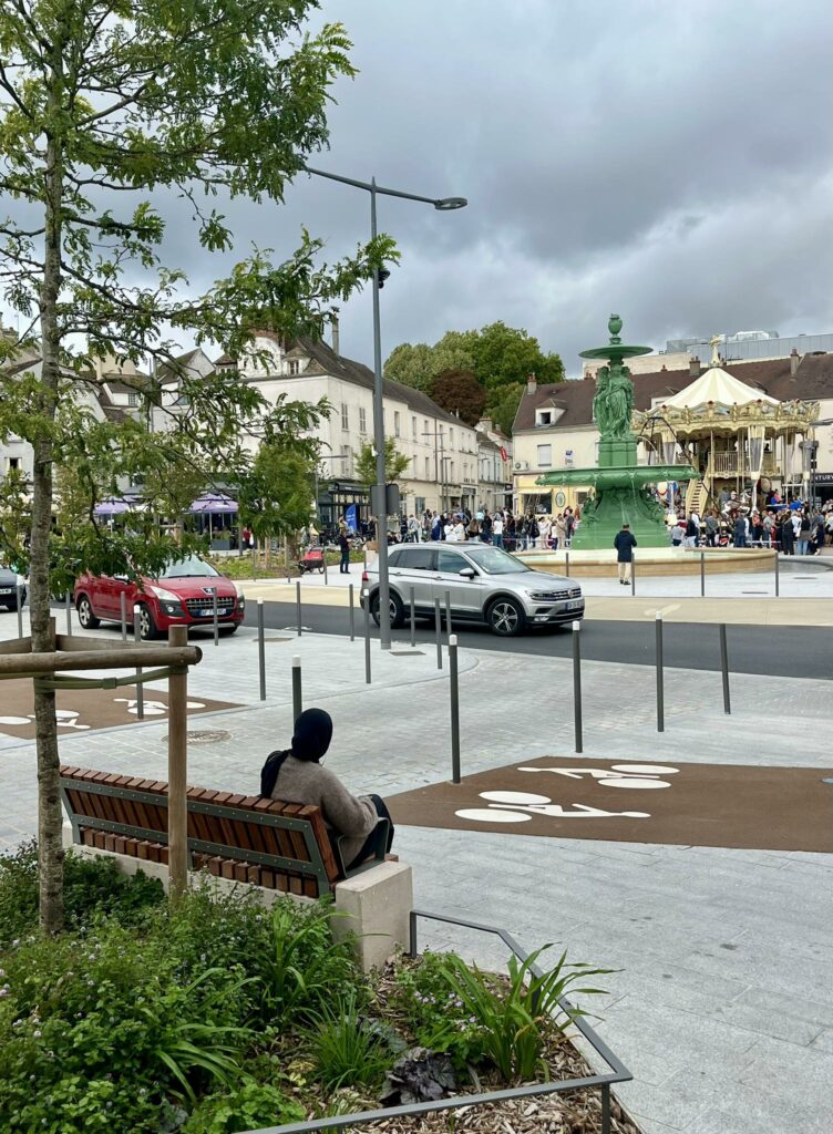 6,3 M€ pour la place Saint-Jean : un investissement nécessaire. Mais à peine inaugurés, des bancs déjà hors d’usage, non par vandalisme mais par fragilité. L’argent public exige des choix durables et esthétiques. Votre argent vaut mieux.